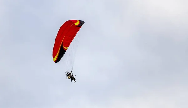 Tandem Personnes Sous Dôme Rouge Parapente Moteur Vole Dans Les — Photo