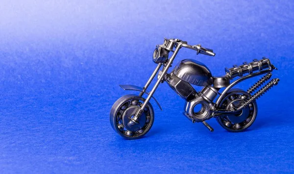 Modelo Metal Caseiro Brinquedo Esportes Motocicleta Fundo Azul — Fotografia de Stock