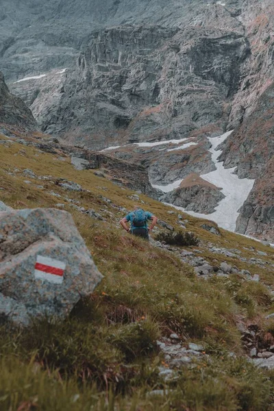 Viaggiatore Sesso Maschile Escursioni Alta Roccia Godere Con Montagne Cielo — Foto Stock