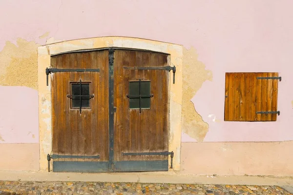 Primo Piano Delle Porte Legno Della Finestra Edificio — Foto Stock