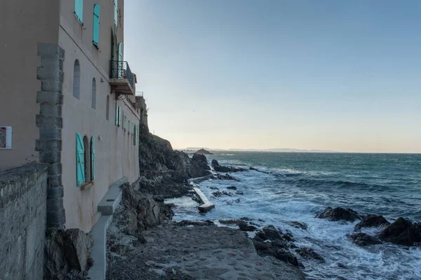 Una Toma Increíble Una Ciudad Costera Cerca Hermoso Paisaje Marino —  Fotos de Stock