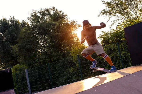 Giovane Skateboard Maschile Parco Circondato Alberi Sotto Luce Del Sole — Foto Stock