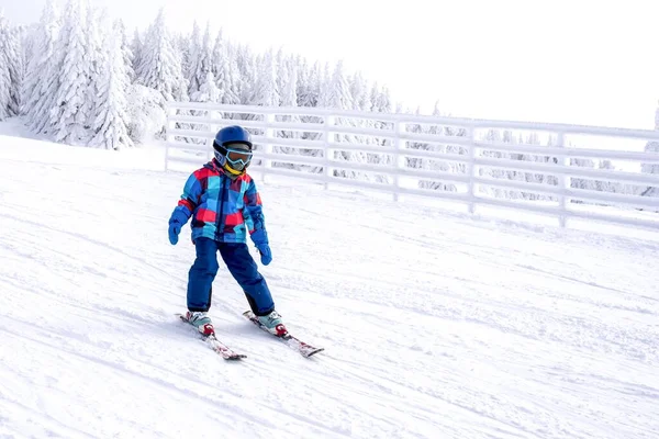 Jeune Skieur Mouvement Avec Beau Paysage Hivernal Arrière Plan — Photo