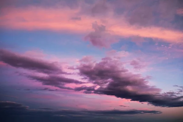 Hermoso Cielo Nocturno Cubierto Nubes Tonos Púrpura Rosa —  Fotos de Stock