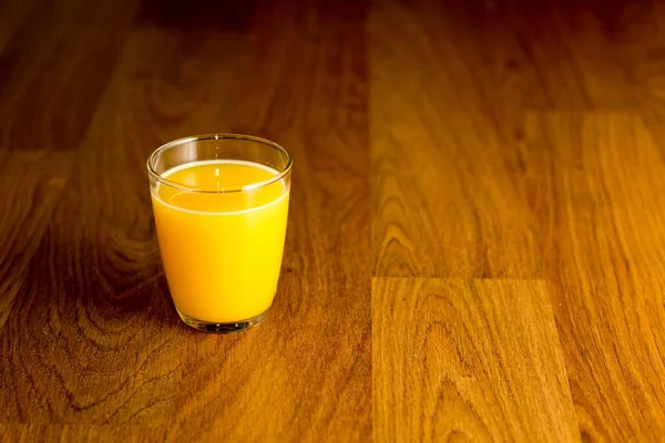 Closeup Shot Glass Orange Juice Table — Stock Photo, Image