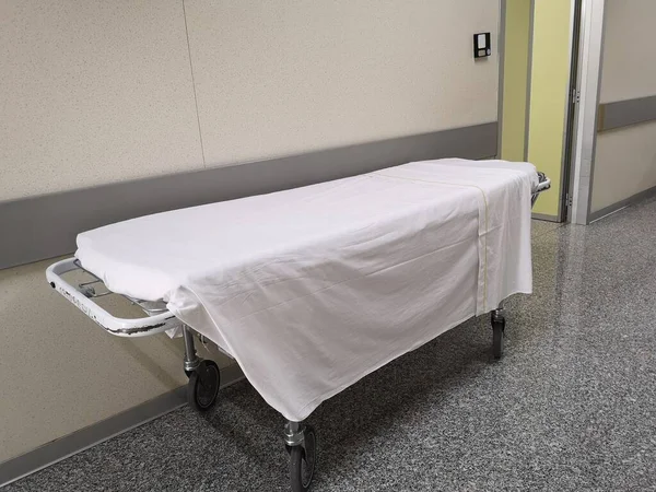 Ein Weißes Leeres Krankenbett Einem Krankenhaus — Stockfoto