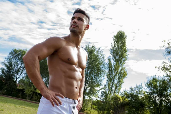 Jovem Caucasiano Sem Camisa Parque Durante Dia — Fotografia de Stock