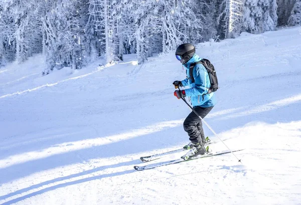 Skieur Descendant Dans Une Station Montagne — Photo