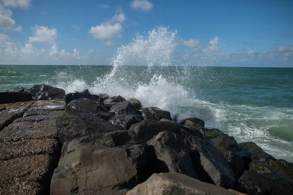 Die Wellen Des Ozeans Schlagen Gegen Die Felsen Strand — Stockfoto