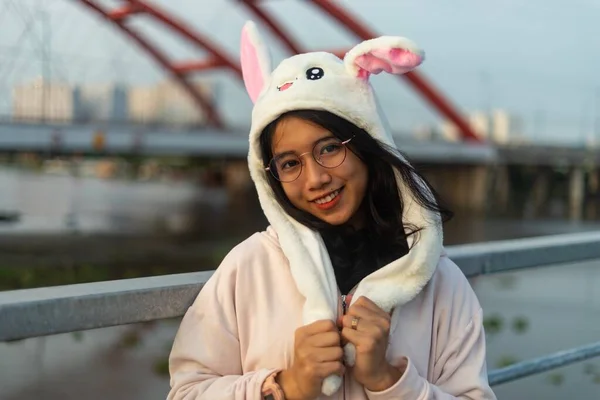 Gros Plan Une Femme Asiatique Souriante Dans Joli Chapeau Lapin — Photo