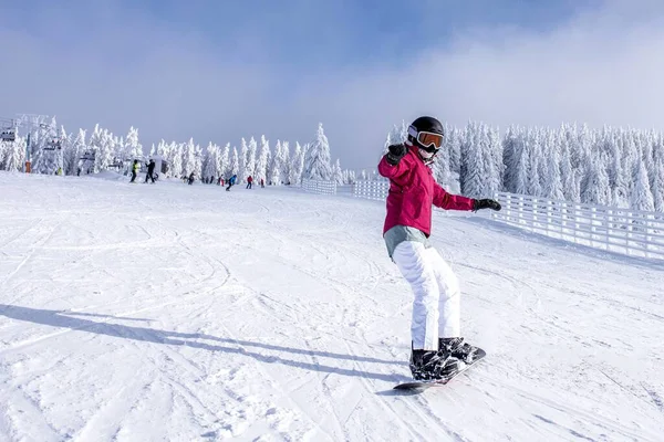 Snowboarder Descendant Colline Dans Une Station Ski Montagne Avec Des — Photo