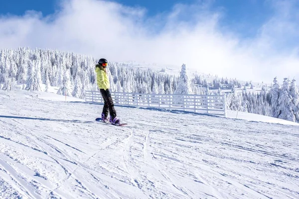 Snowboarder Movimento Descendo Colina Resort Montanha — Fotografia de Stock