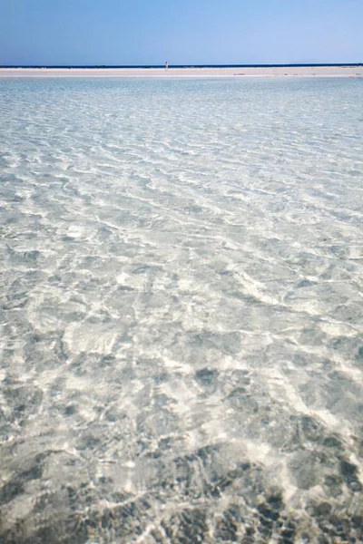 Eine Nahaufnahme Des Ozeans Mit Klarem Wasser Und Einem Streifen — Stockfoto