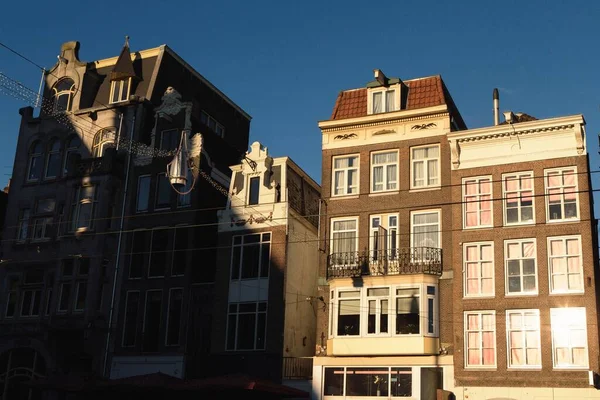 Nízký Úhel Záběru Budov Města Amsterdam Nizozemsko — Stock fotografie