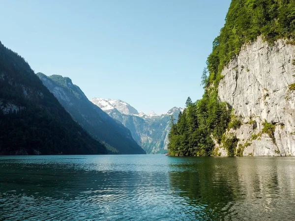 Hermoso Paisaje Lago Rodeado Altas Montañas Rocosas Vegetación Parque Nacional — Foto de Stock