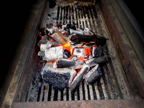 Brennholz Und Kohlen Auf Dem Grill — Stockfoto