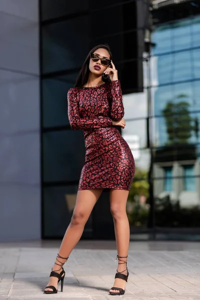 Una Joven Afroamericana Con Vestido Rojo Sexy Tocando Sus Gafas —  Fotos de Stock