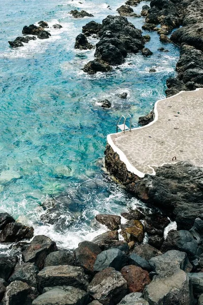 Eine Vertikale Aufnahme Des Meeres Umgeben Von Felsen Sonnenlicht Perfekt — Stockfoto