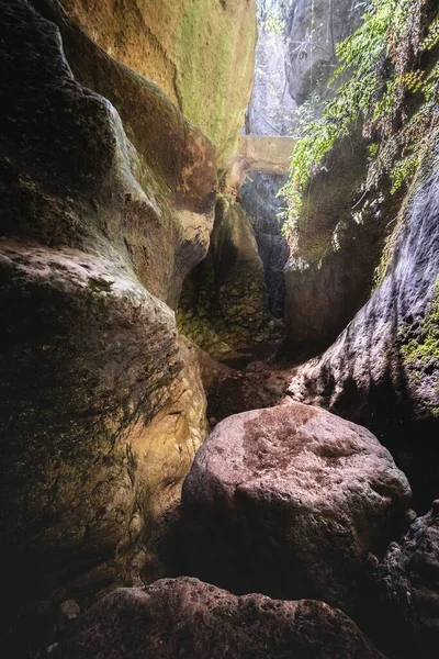 Dech Beroucí Záběr Obrovských Skal Pod Slunečním Světlem Dne — Stock fotografie