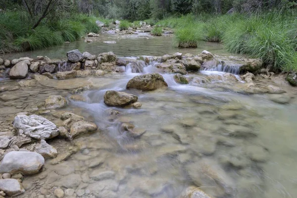 自然の中を流れる水の中の岩 — ストック写真