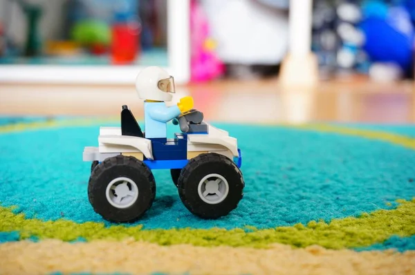 Poznan Polónia Junho 2017 Figura Polícia Lego Sentada Uma Scooter — Fotografia de Stock