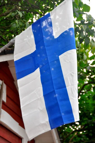 フィンランドの国旗が北欧の家に吊るされている 愛国心 — ストック写真