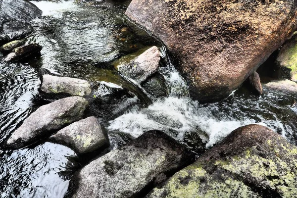 夏天在哈利法克斯白天捕获的河流的岩石部分 — 图库照片