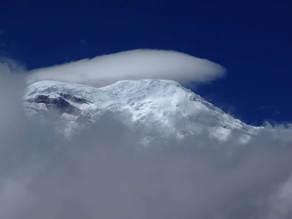 钦博拉索山顶被雪覆盖着 蓝天下的云彩环绕着 — 图库照片