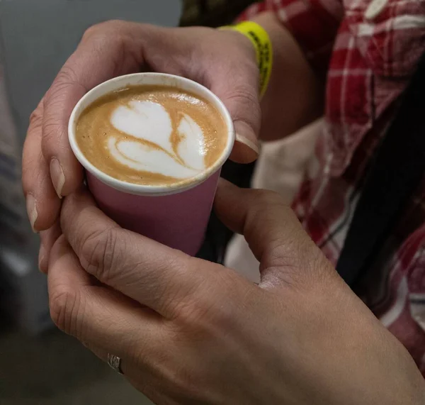 Une Mise Point Sélective Des Mains Féminines Tenant Une Tasse — Photo