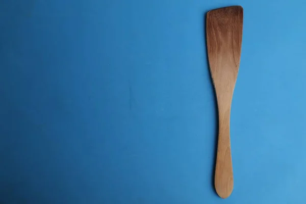 Plan Grand Angle Une Spatule Bois Isolée Sur Une Surface — Photo