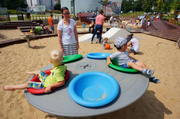 Poznan Polen Juli 2017 Kinder Sitzen Einem Sonnigen Tag Auf — Stockfoto