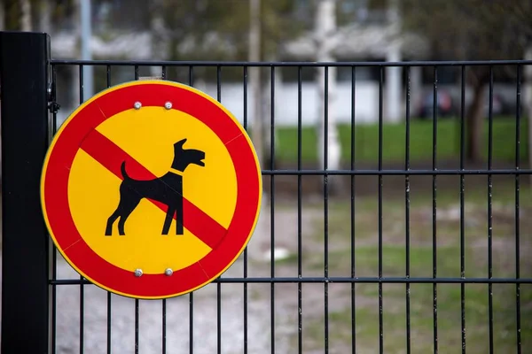 Een Rond Bordje Geen Huisdieren Toegestaan Bevestigd Aan Een Zwarte — Stockfoto