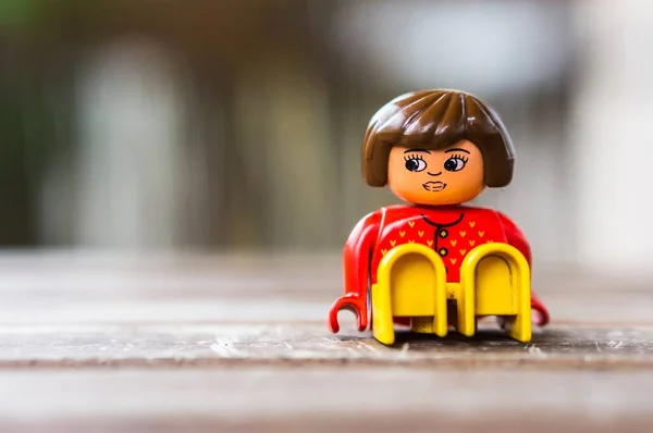 Poznan Polen Juli 2020 Lego Duplo Frauenfigur Sitzt Auf Einem — Stockfoto