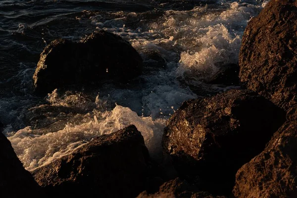 Κύματα Της Θάλασσας Πέφτουν Πάνω Στους Σχηματισμούς Βράχων — Φωτογραφία Αρχείου