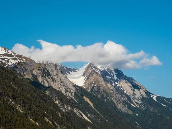 Величественные Альпы Облаками Покрывающими Вершины Голубого Неба — стоковое фото