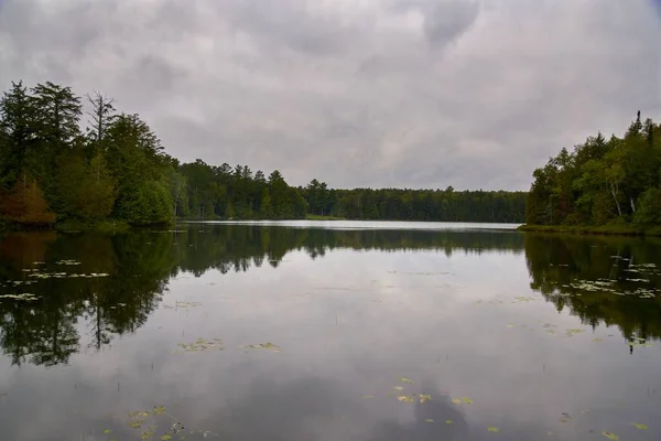 Het Meer Omringd Door Bomen Canada Onder Bewolkte Hemel — Stockfoto