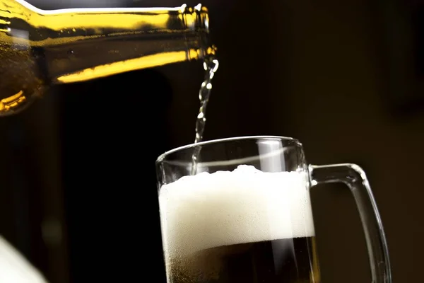Gros Plan Une Bière Coulante Dans Verre Sur Fond Brun — Photo
