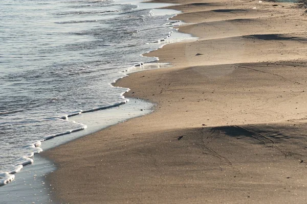 Het Water Van Kalme Zee Arriveert Bij Het Natte Zand — Stockfoto