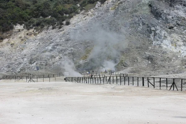 이탈리아 포추올리에 파테라 분화구에서 언덕들과 연기가 오르고 — 스톡 사진