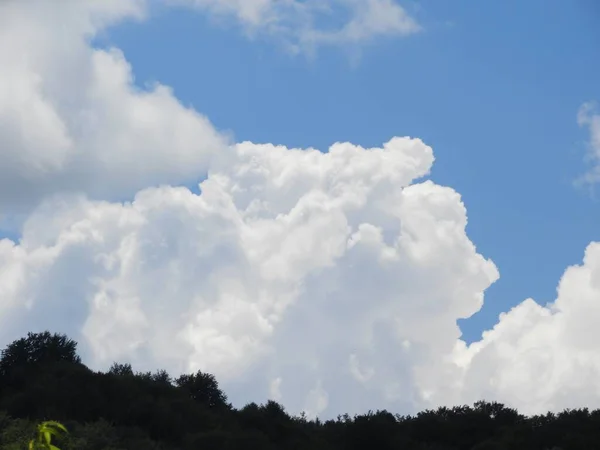 Cielo Azul Con Nubes Blancas Acumuladas Durante Día — Foto de Stock