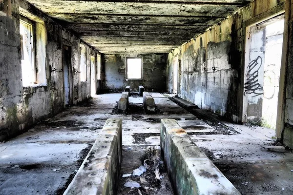 Ruínas Edifício Antigo Abandonado Campo Capturado Durante Dia — Fotografia de Stock