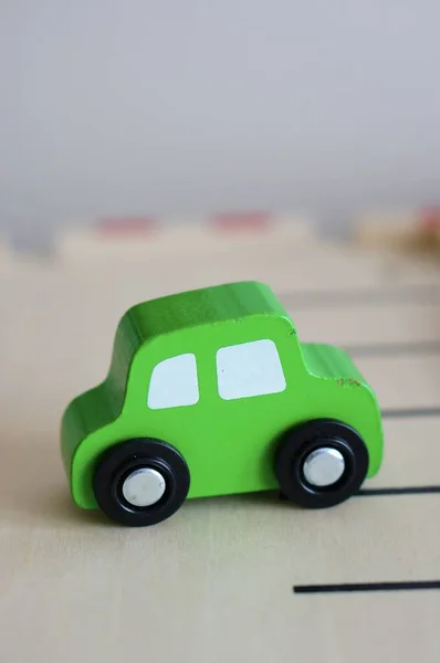 Pionowe Ujęcie Zielonej Drewnianej Zabawki Samochodu — Zdjęcie stockowe