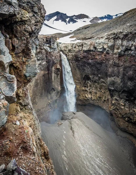 Quadro Verticale Rocce Minerali Una Bella Cascata Kamchatka Russia — Foto Stock