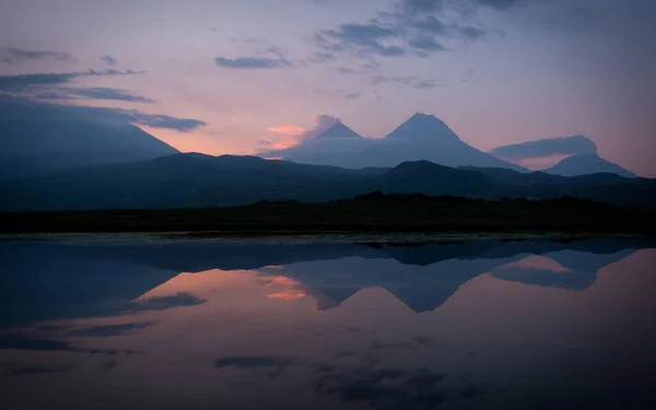 Una Vista Panoramica Lago Montagne Sotto Cielo Rosa Nuvoloso Perfetto — Foto Stock