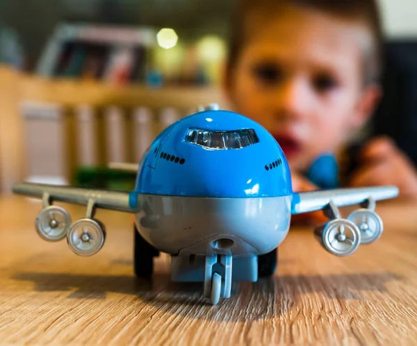 波兹南 2020年7月4日 蓝色小玩具飞机在一个房间的木制桌子上 — 图库照片