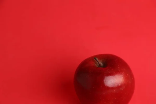 Close Uma Fruta Maçã Vermelha Fundo Vermelho — Fotografia de Stock