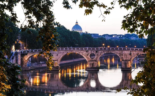 Roma Talya Işıklarla Aydınlatılmış Ponte Sisto Nun Güzel Bir Görüntüsü — Stok fotoğraf