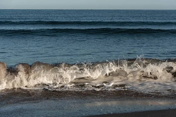 Das Wasser Des Ruhigen Meeres Das Nassen Sand Strand Ankommt — Stockfoto
