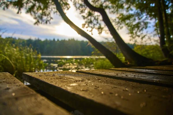 Nahaufnahme Einer Holzplattform Der Nähe Eines Spiegelnden Sees Der Von — Stockfoto