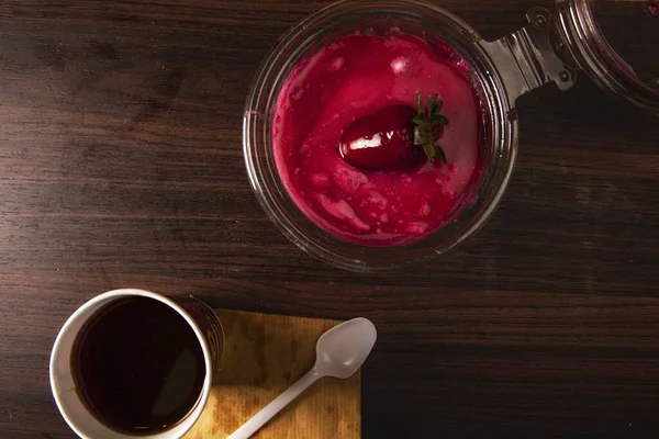 Een Close Shot Aardbeientaart Een Kop Koffie Tafel Colombiaanse Keuken — Stockfoto